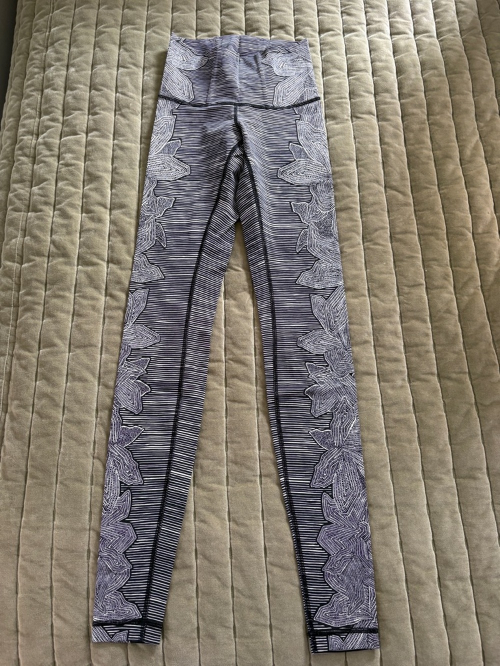 Lululemon Wunder Under High-Rise Tight - Quiet Stripe White Black - Size 4